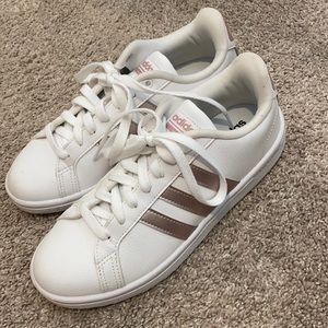 Women’s Adidas tennis shoes Size 7